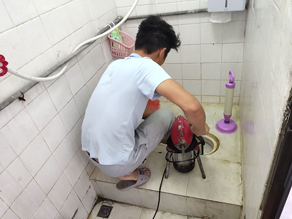 黄江镇管道堵塞冒臭气 专业师傅现场解决问题
